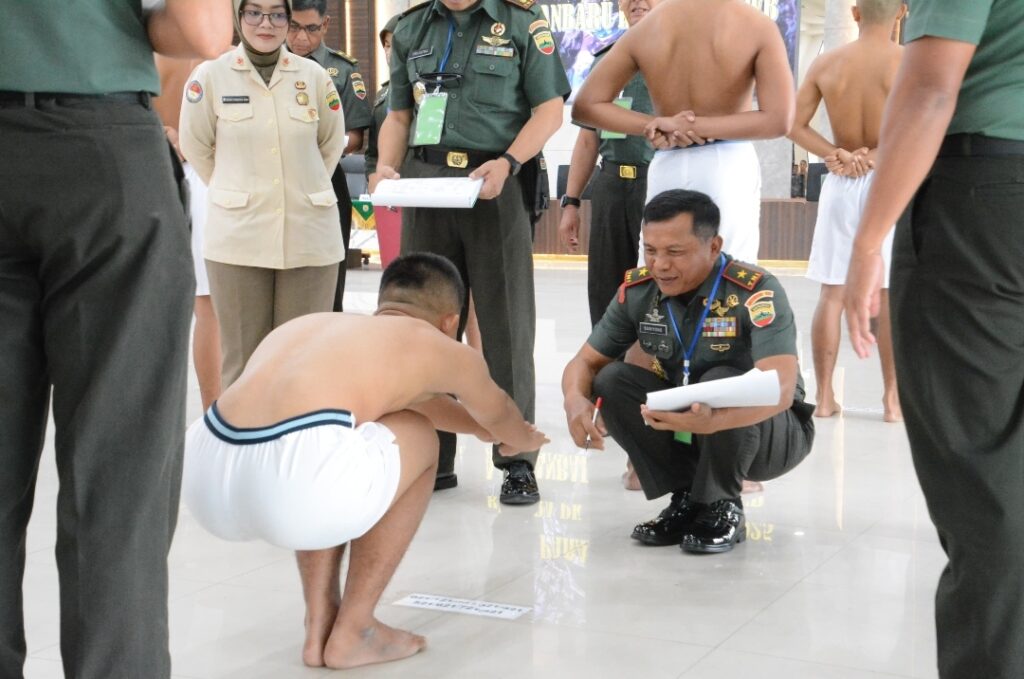 Danrem 031/WB Pimpin Sidang Parade Penerimaan Calon Bintara PK Pria TNI AD TA 2025