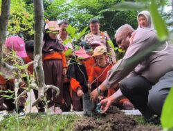 Edukasi Lalu Lintas dan Aksi Tanam Pohon Bersama Generasi Usia Dini di Taman Lalu Lintas Polda Riau