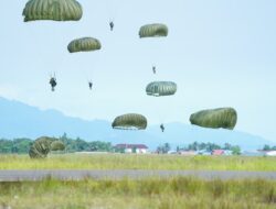 Bersama Tuhan Menyerbu Dari Langit: Ratusan Prajurit TNI Terjun di Morowali