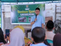 Wako Agung Serahkan 2 Unit Rumah Layak Huni untuk Warga Tenayan Raya
