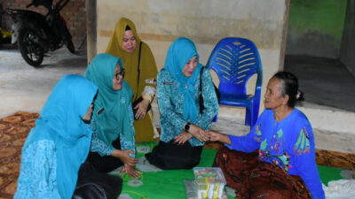 TP PKK Kampar Berbagi Sembako untuk Lansia di Bulan Ramadan