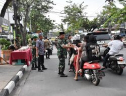 Korem 031/Wira Bima Bagikan Ratusan Takjil kepada Warga dan Pengendara
