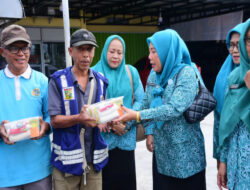 TP PKK Kampar Salurkan Bantuan Sembako untuk Juru Parkir dan Becak