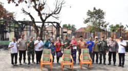 Momentum HUT ke-67, Korem 031/WB Tebar Kepedulian: Danrem Brigjen TNI Dr. Agustatius Sitepu, S.Sos.,M Si.,M.Han Serahkan Bantuan untuk Korban Kebakaran