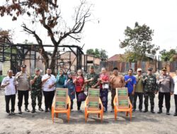 Momentum HUT ke-67, Korem 031/WB Tebar Kepedulian: Danrem Brigjen TNI Dr. Agustatius Sitepu, S.Sos.,M Si.,M.Han Serahkan Bantuan untuk Korban Kebakaran