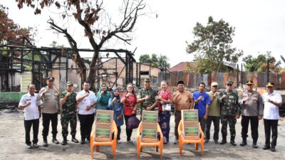 Momentum HUT ke-67, Korem 031/WB Tebar Kepedulian: Danrem Brigjen TNI Dr. Agustatius Sitepu, S.Sos.,M Si.,M.Han Serahkan Bantuan untuk Korban Kebakaran