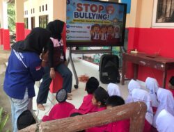 Wujudkan Sekolah Ramah Anak, KKN UMRI Kelompok 146 Sosialisasikan Stop Bullying di SDN 018 Sungai Arang