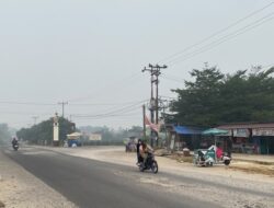 WASPADA dari Kabut Asap, KKN 143 UMRI Bersama Pemdes Buluh Rampai Imbau Masyarakat Pakai Masker
