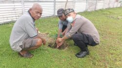 Dukung Program Green Policing, Jajaran Polsek Limapuluh Hijaukan Halaman Masjid di Tanjung Rhu