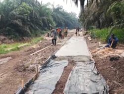 Bersama TNI, Warga Bergotong Royong Wujudkan Akses Jalan Mulus Lewat Semenisasi TMMD Ke-130 Kodim 0314/Inhil