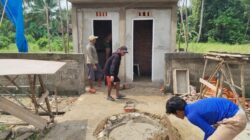 Pengabdian Tanpa Batas, Satgas TMMD ke-130 Percepat Pembangunan Fasilitas Sanitasi di Desa Kuala Lemang
